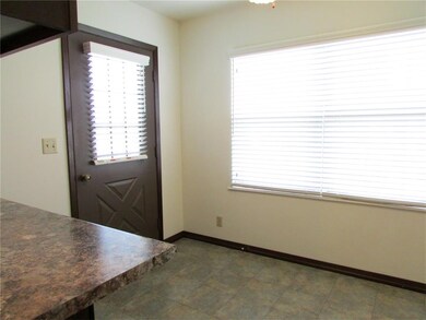 4002 Lexington Dr NE unit C, Cedar Rapids, IA 52402 - photo 2