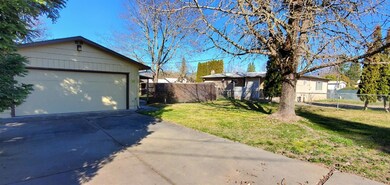 1060 W Harbeck Rd, Grants Pass, OR 97527 - photo 2