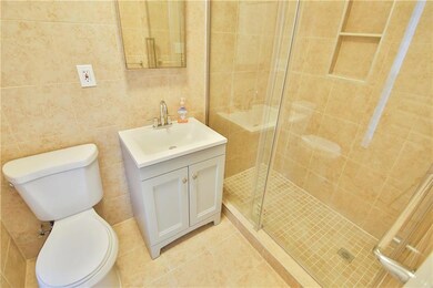 Beautiful tile bathroom w/walk-in shower