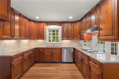 U-shaped kitchen open to eat-in area