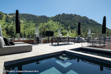 Rooftop Pool & Hot Tub