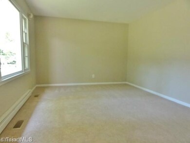 5512 Fallingbrooks Dr, Greensboro, NC 27407 - photo 4