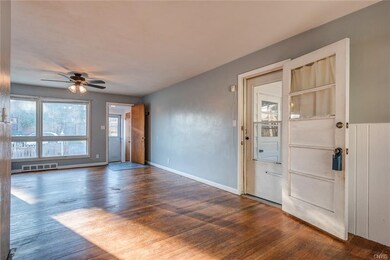 Living room front entrance and side screened-in po