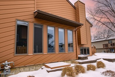 1215 S 23rd St, Grand Forks, ND 58201 - photo 2