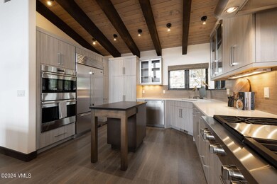 91_edwards_pointe_interior_kitchen_c