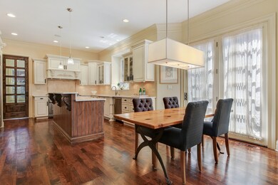 KITCHEN/BREAKFAST AREA