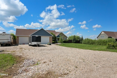 5481 Sweet Clover Ln, Williston, ND 58801 - photo 4