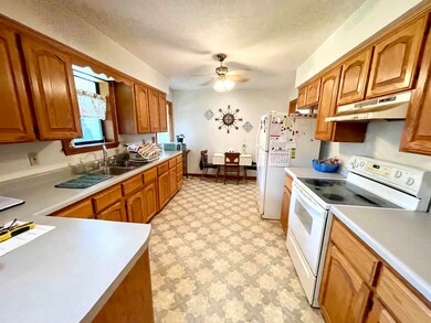 LARGE KITCHEN
