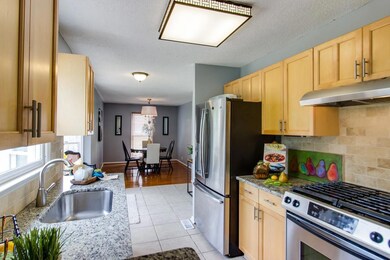 Lovely kitchen with bay window.  Gas Oven and stovetop!!