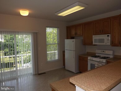 42836 Smallwood Terrace unit 27A, Chantilly, VA 20152 - photo 2