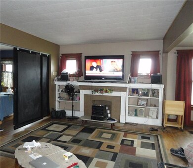 499 Downing Street, Buffalo -  living room