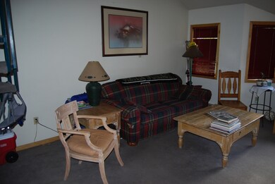 LULU CITY 6N LIVING ROOM