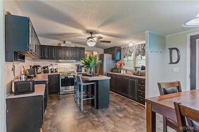 Kitchen with a kitchen breakfast bar, a textured c