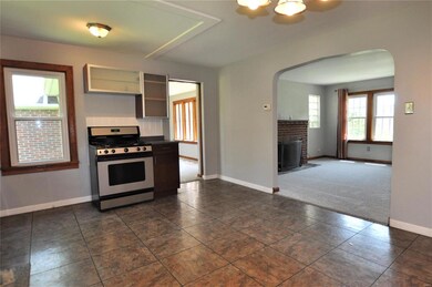 LARGE EAT-IN KITCHEN