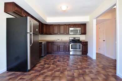 (4) Kitchen