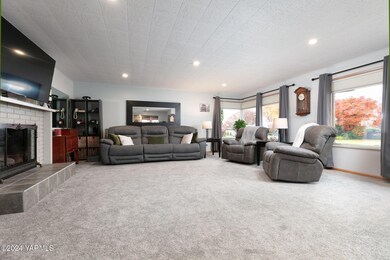 Living Room w/Gas Fireplace