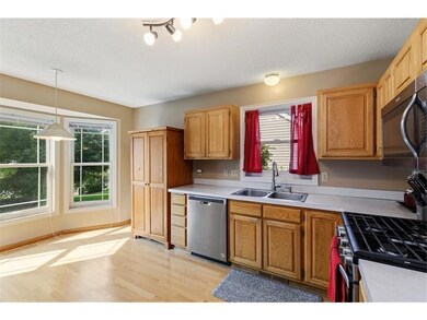 06_1285386thplaceN_5_Kitchen_LowRes