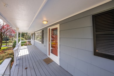 367 Greenbrier Ct, Mountainside, NJ 07092 - photo 4