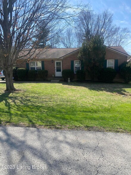 1018 Harmony Landing Rd, Goshen, KY 40026