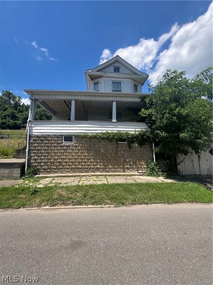 809 N 6th St, Martins Ferry, OH 43935