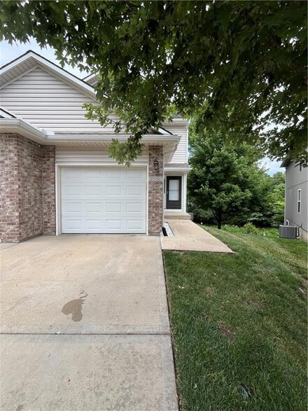 3552 NE Austin Dr, Lees Summit, MO 64064