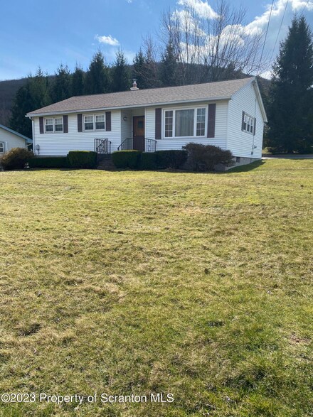 5 Hilltop Dr, Scott, PA 18447