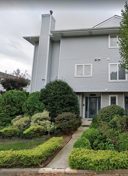 8 Flagship Cir, Staten Island, NY 10309