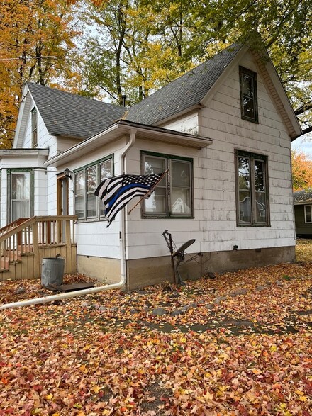 208 S Division St, Stanford, IL 61774