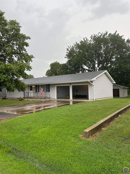 814 Garrettson St, Burlington, KS 66839