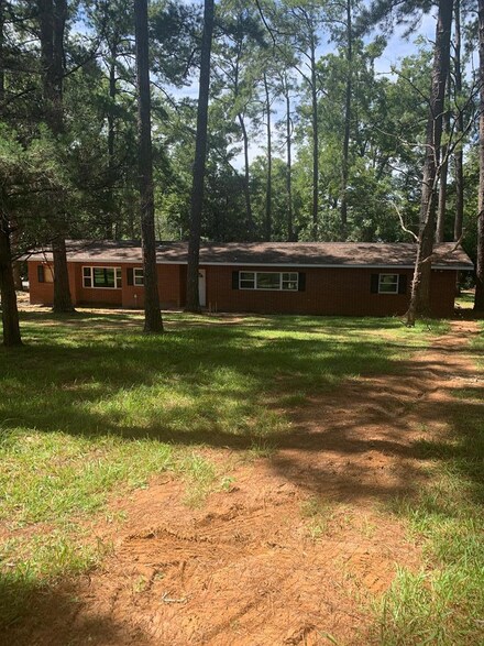 590 4th St SE, Cairo, GA 39828