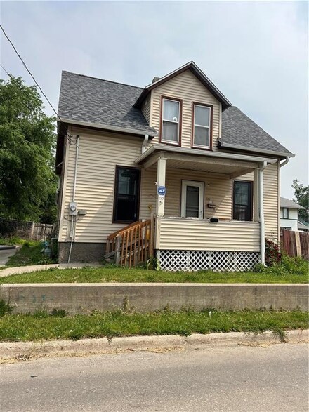 110 S 5th Ave W, Newton, IA 50208