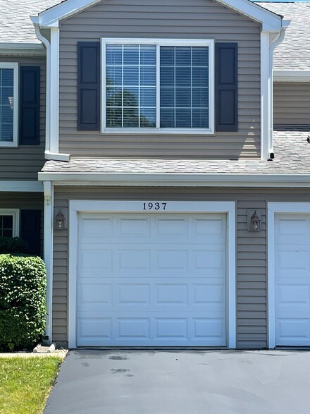 1937 Windsong Dr Unit 30-1, Schaumburg, IL 60194
