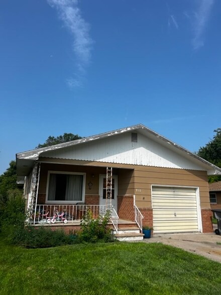 310 La Barre St, Gibbon, NE 68840