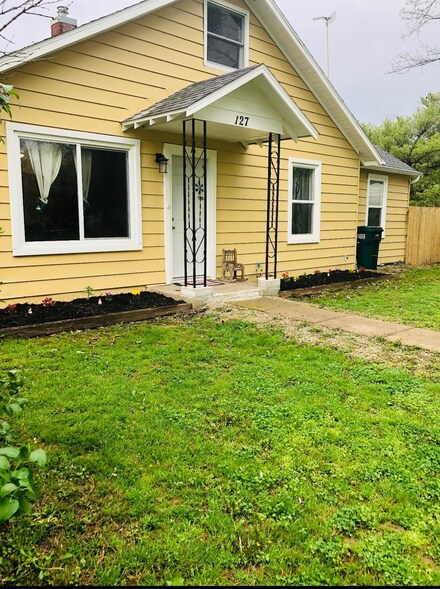 127 W 2nd St, Ash Grove, MO 65604