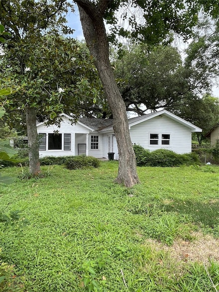 125 Mansfield St, Clute, TX 77531