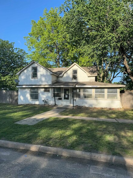 328 N Birch Ave, Valley Center, KS 67147