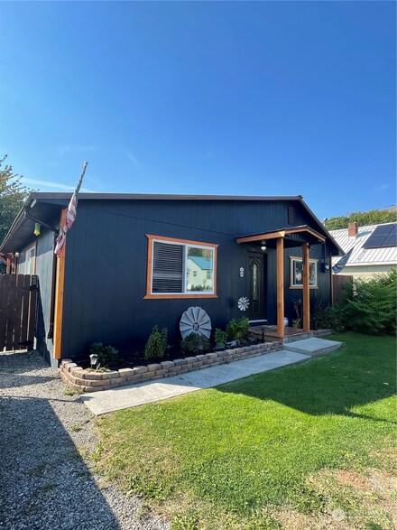 615 W 1st St, Omak, WA 98841