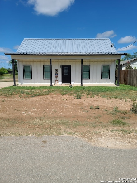 301 N Pickford St, Sabinal, TX 78881