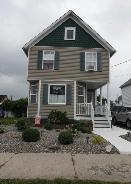 140 E 4th St, Wyoming, PA 18644