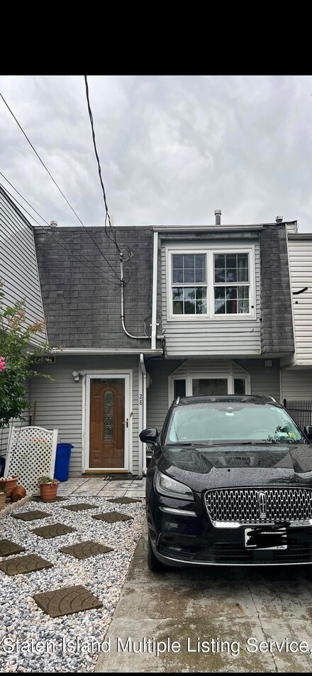 28 Mc Cormick Place, Staten Island, NY 10305