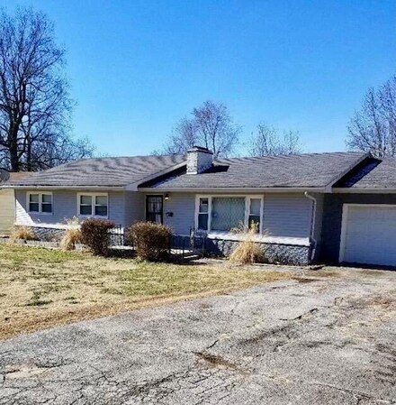 1941 S Sieger Dr, Springfield, MO 65804