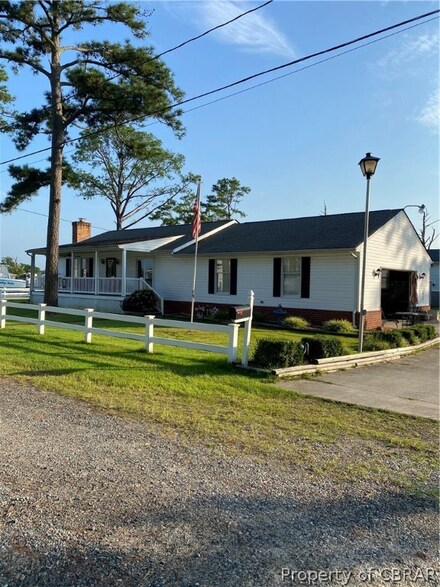 21 Fishermans Ln, Port Haywood, VA 23138