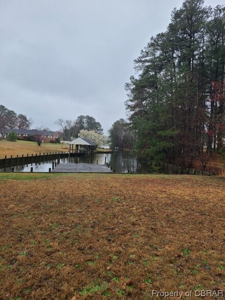 165 Queens Creek Rd, Hallieford, VA 23068