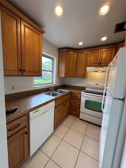 4100 Crystal Lake Dr Unit 109, Deerfield Beach, FL 33064