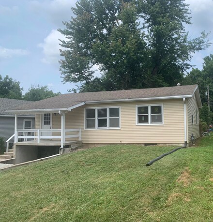 621 E Rea St, Marshall, MO 65340