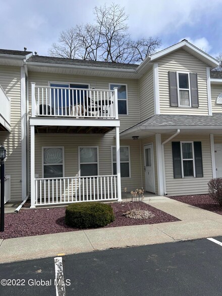 1905 Cambridge Manor Dr, Schenectady, NY 12302