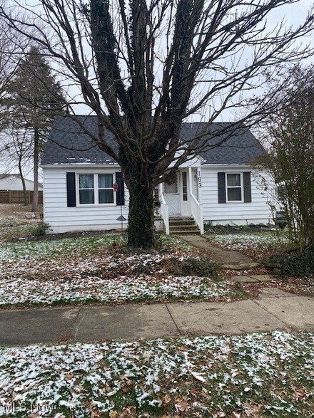163 26th St NW, Barberton, OH 44203