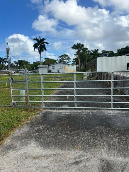 1600 W Breezy Ln, West Palm Beach, FL 33417