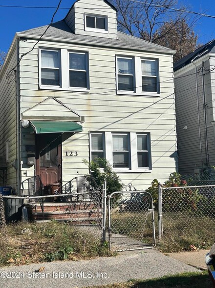 123 Alaska St, Staten Island, NY 10310