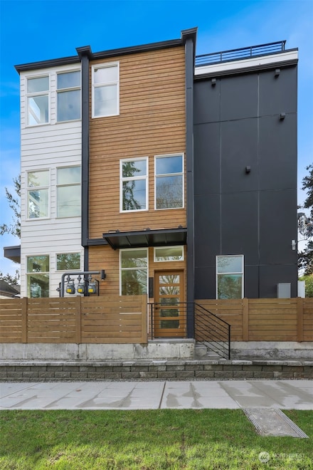 9257 Ashworth Ave N, Seattle, WA 98103